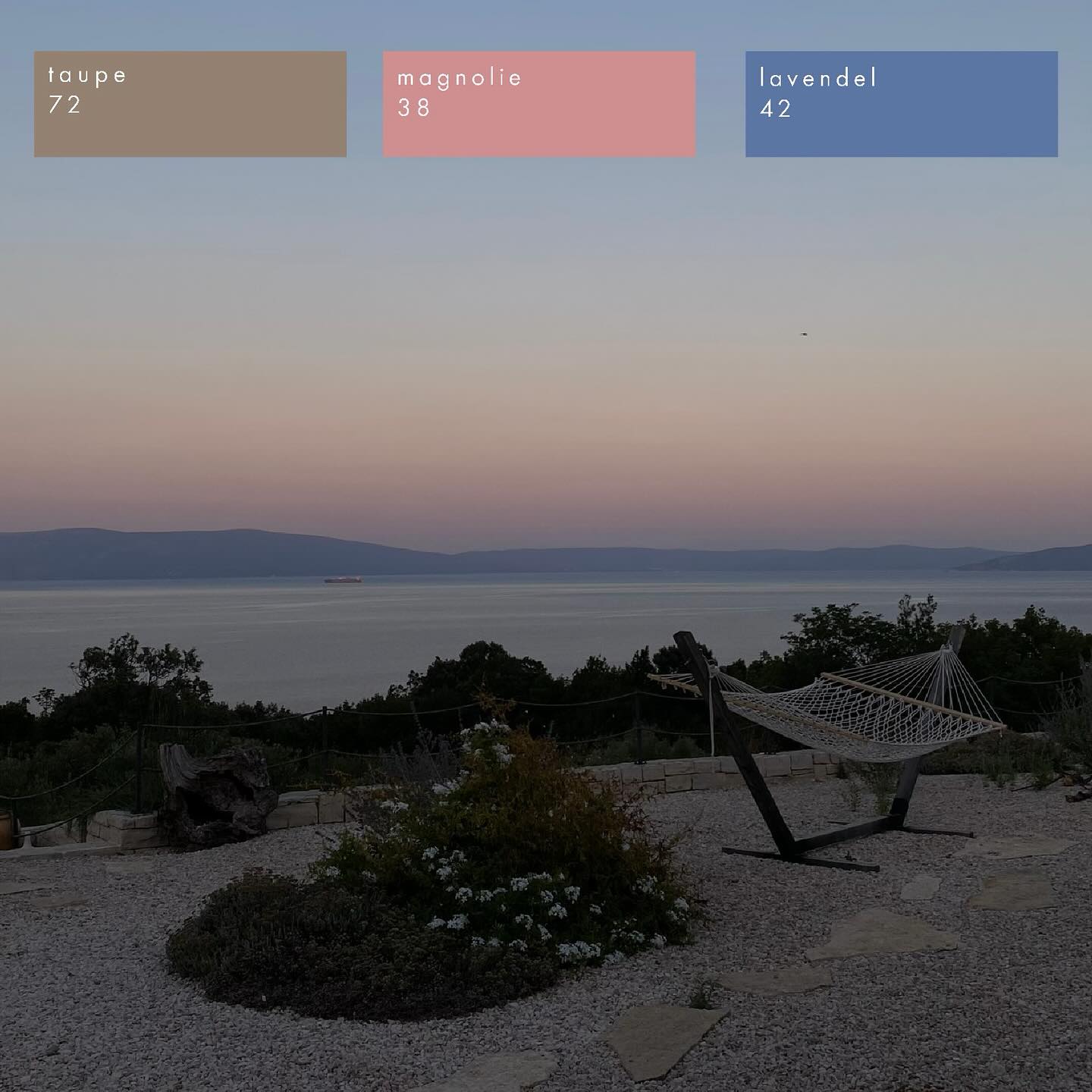 Farben, wie sie die Natur malt. ✨
Taupe 72, Magnolie 38, Lavendel 42 – eingefangen im Abendlicht und neu interpretiert in unseren Wachsplatten. 🌅
Sanft, zeitlos, stimmungsvoll. ✨
#Wachsplatten 🕯️ #Farbinspiration 🎨 #Abendstimmung 🌇 #DesignausderNatur 🍃