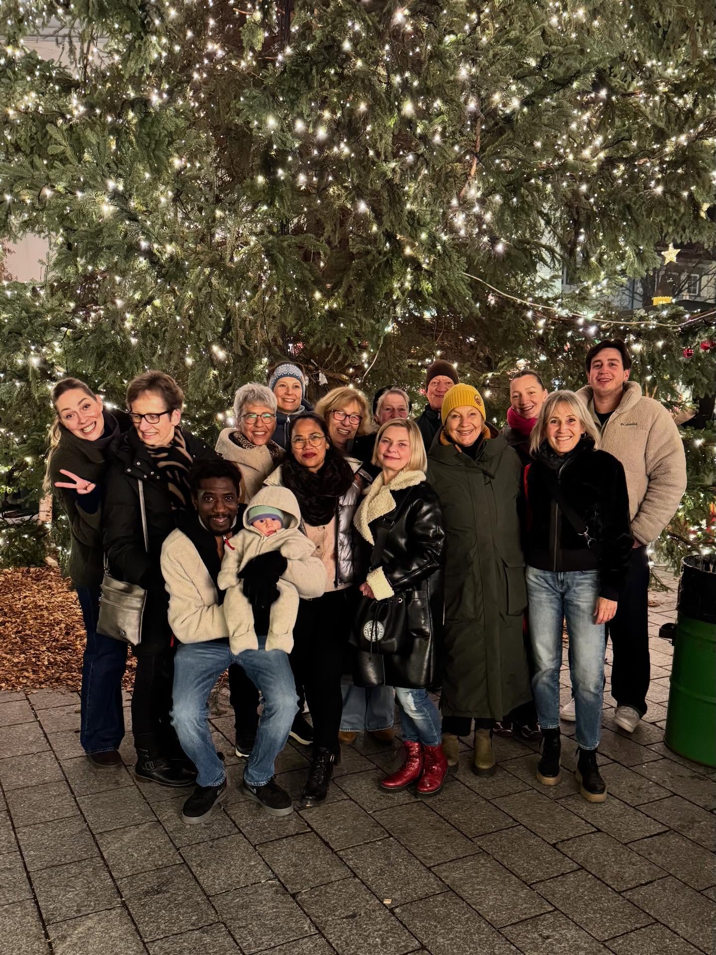 ✨🎄 Wir, die Wachszieherei Zengerle, wünschen euch frohe, von Kerzen erhellte Weihnachten und sagen von Herzen Danke für alles!
Ein riesiges Dankeschön geht vor allem an unser großartiges Team!! 🤍✨
.
#wachsziehereizengerle #froheweihnachten #kerzen