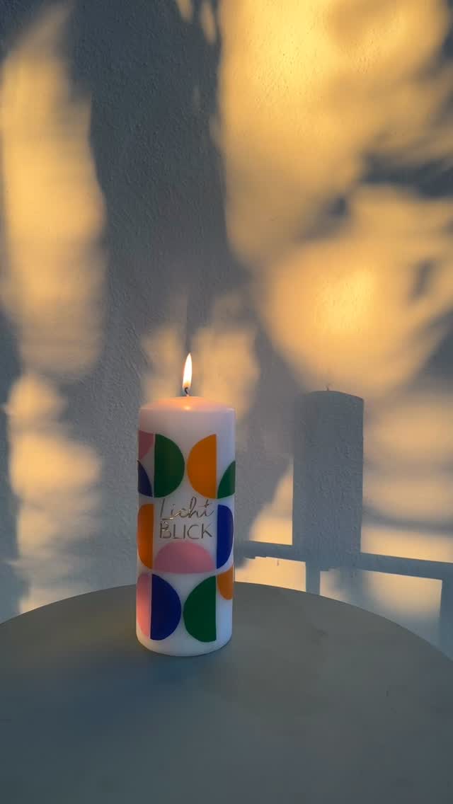 Einfach mal selbst für Lichtblicke sorgen 🕯️✨ 
Es macht so viel Spaß, eigene Kerzen zu verzieren und damit kleine bunte Lichtblicke in den Alltag zu bringen. ✨
#diykerzen #kerzendesign #kerzenverzieren #wachsplatten #candledesign