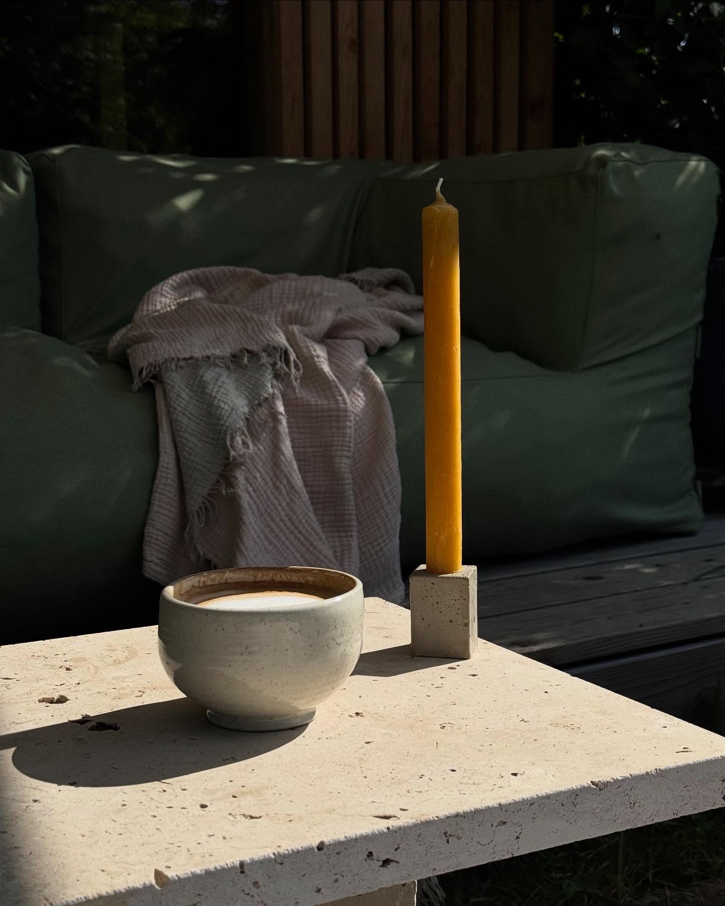 Soft light, slow coffee, golden candle glow – mehr brauchts nicht. 🤍✨
.
#slowmorning #goldenhourvibes #slowliving #morningritual #lightandshadow #cozyvibes #softlight #morningmood #aestheticspaces #quietmoments