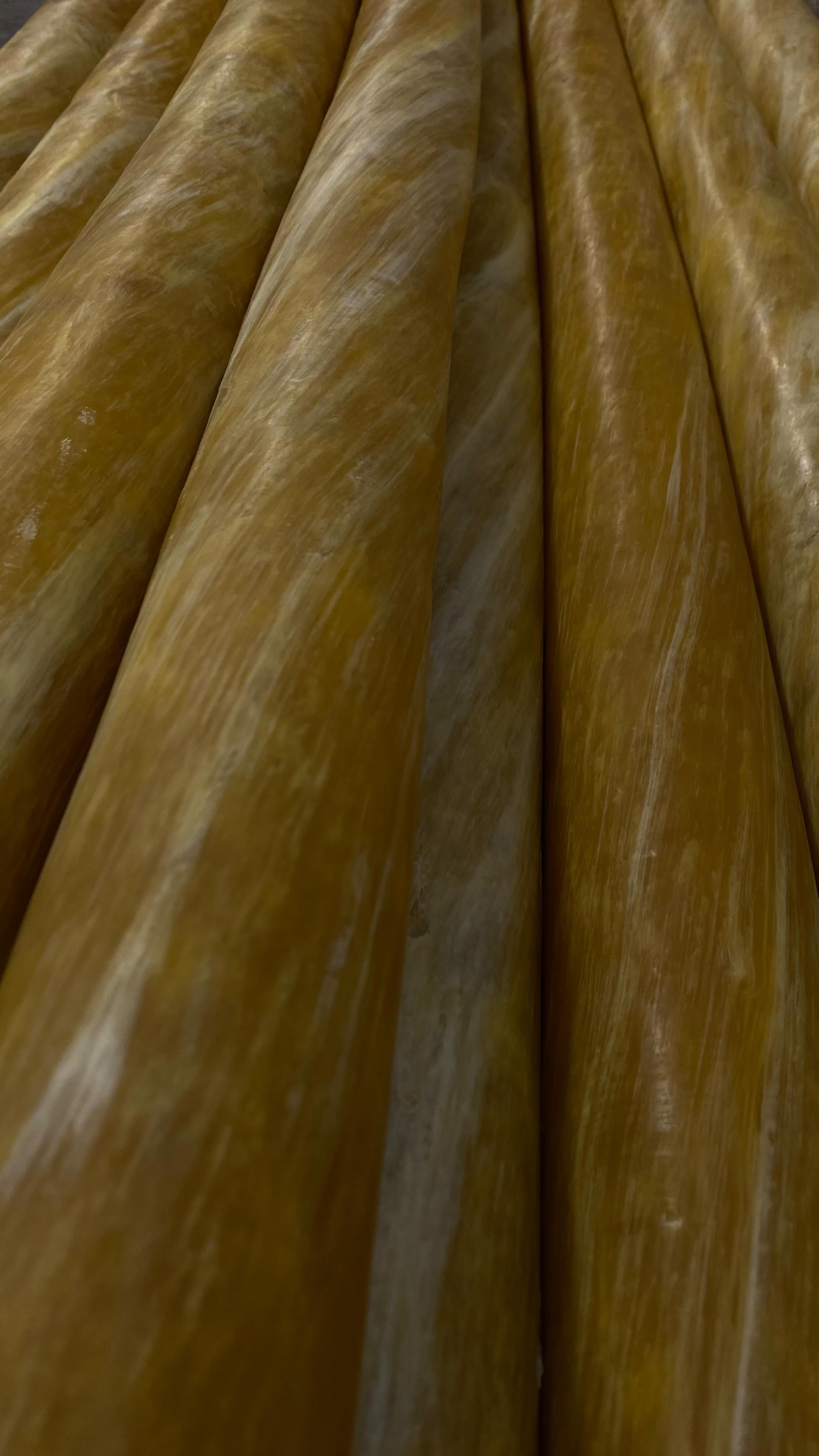 Aus diesen sogenannten Kerzensträngen entstehen unsere Bienenwachskerzen ✨ 
Diese werden bei uns noch ganz traditionell in reiner Handarbeit hergestellt 🫶🏼
.
#bienenwachs #bienenwachskerzen #handwerk #handarbeit #beeswaxcandles #handmade  #candlemaking #wachsziehereizengerle